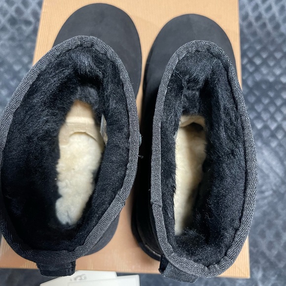 NIB UGG CLASSIC MINI BOOT in Black SIZE 10 WOMENS #5854 - Picture 5 of 12